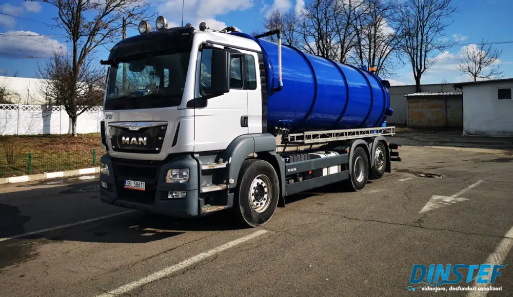 Camion albastru de vidanjare de tip MAN