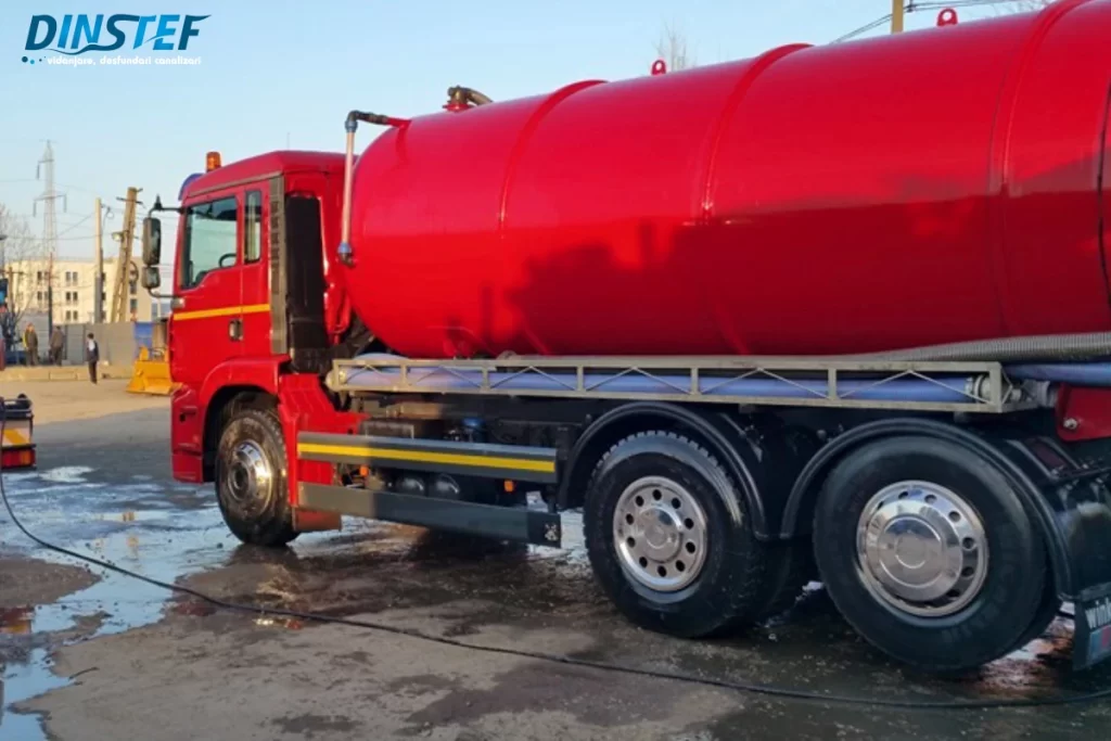 Camion rosu de vidanjari