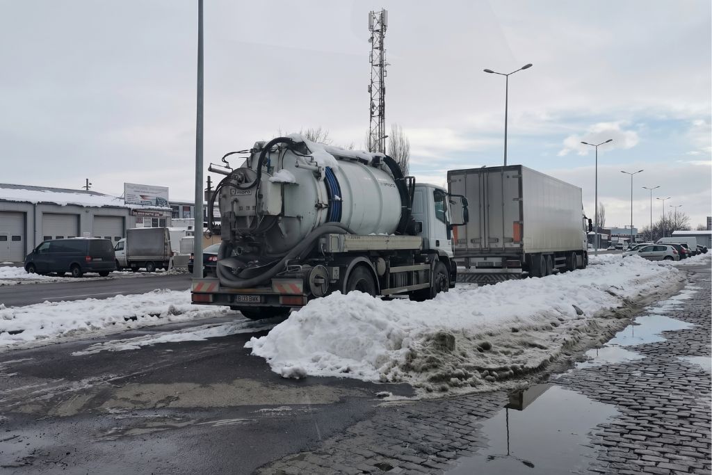 DINSTEF camion de vidanjari alb