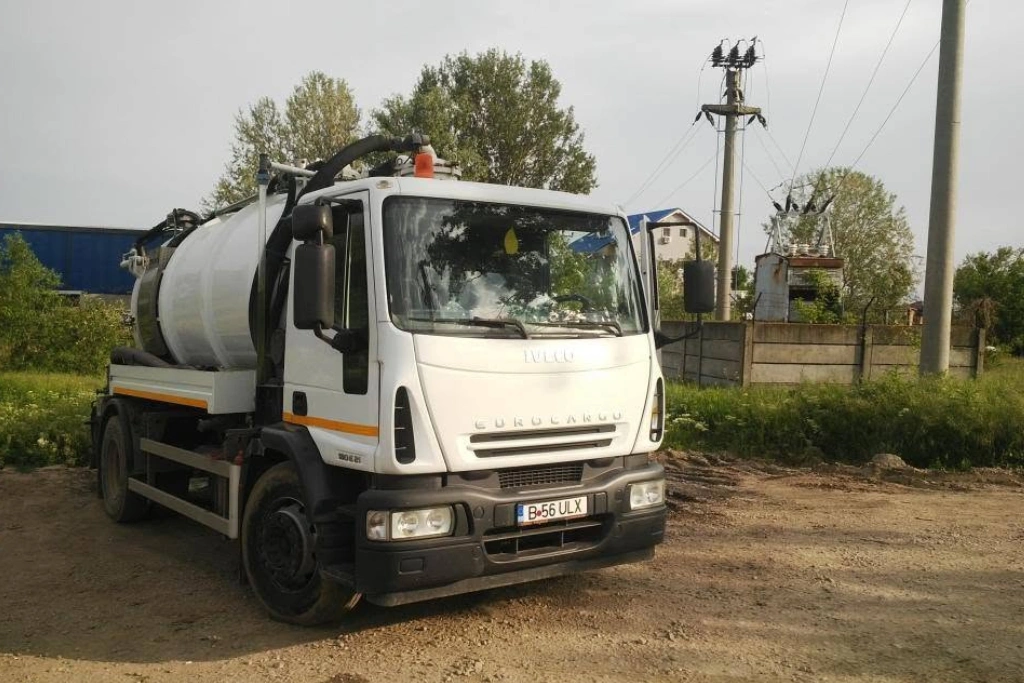 Camion de vidanjari alb
