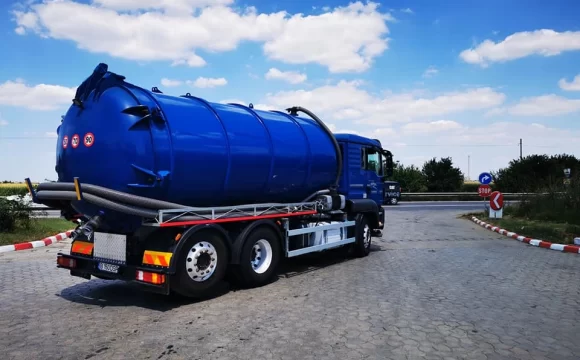 Camion de vidanjare albastru